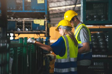 Fabrika, Fabrika İşçileri Kontrol ve Kalite Kontrol Hattı 'nda Güvenlik Çetesi ve Güvenlik Ceketi Giyen Beyaz Erkek ve Kadın Depo İşçileri. Endüstriyel Kavram.