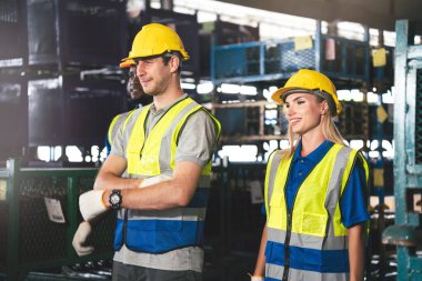 Çeşitli Depo İşçileri Grubu Fabrika, Endüstriyel Yönetim ve Optimal Verimlilik İçin Takım Çalışması İçin Birlikte Çalışıyor.