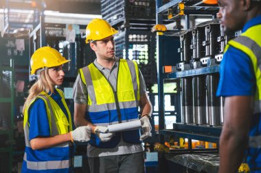 Çeşitli Depo İşçileri Grubu Fabrika, Endüstriyel Yönetim ve Optimal Verimlilik İçin Takım Çalışması İçin Birlikte Çalışıyor.