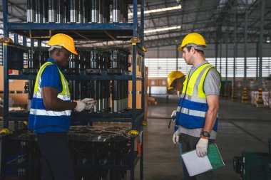 Çeşitli Depo İşçileri Grubu Fabrika, Endüstriyel Yönetim ve Optimal Verimlilik İçin Takım Çalışması İçin Birlikte Çalışıyor.