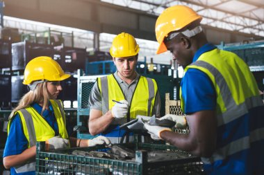 Çeşitli Depo İşçileri Grubu Fabrika, Endüstriyel Yönetim ve Optimal Verimlilik İçin Takım Çalışması İçin Birlikte Çalışıyor.