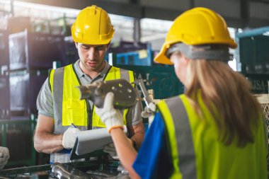 Çeşitli Depo İşçileri Grubu Fabrika, Endüstriyel Yönetim ve Optimal Verimlilik İçin Takım Çalışması İçin Birlikte Çalışıyor.