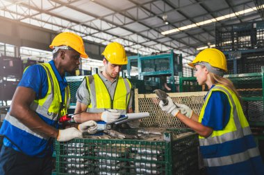 Çeşitli Depo İşçileri Grubu Fabrika, Endüstriyel Yönetim ve Optimal Verimlilik İçin Takım Çalışması İçin Birlikte Çalışıyor.