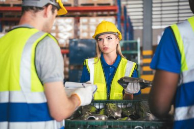 Çeşitli Depo İşçileri Grubu Fabrika, Endüstriyel Yönetim ve Optimal Verimlilik İçin Takım Çalışması İçin Birlikte Çalışıyor.