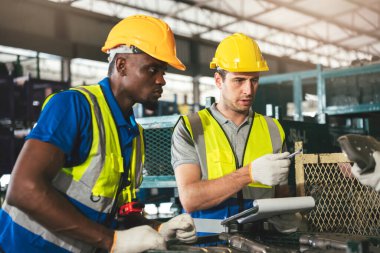 Çeşitli Depo İşçileri Grubu Fabrika, Endüstriyel Yönetim ve Optimal Verimlilik İçin Takım Çalışması İçin Birlikte Çalışıyor.