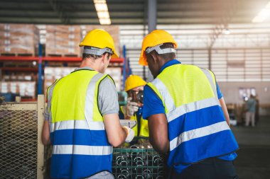 Çeşitli Depo İşçileri Grubu Fabrika, Endüstriyel Yönetim ve Optimal Verimlilik İçin Takım Çalışması İçin Birlikte Çalışıyor.