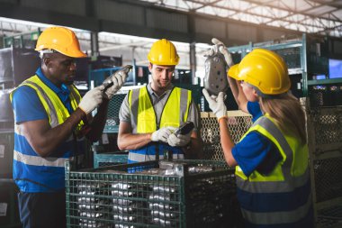 Çeşitli Depo İşçileri Grubu Fabrika, Endüstriyel Yönetim ve Optimal Verimlilik İçin Takım Çalışması İçin Birlikte Çalışıyor.