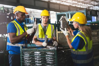 Çeşitli Depo İşçileri Grubu Fabrika, Endüstriyel Yönetim ve Optimal Verimlilik İçin Takım Çalışması İçin Birlikte Çalışıyor.