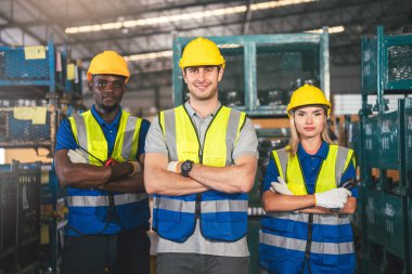 Fabrika, Endüstriyel Yönetim ve Optimal Verimlilik İçin Takım Çalışmaları Birleştirilmiş Silahlarla Duran Çok Irklı Depo Çalışanları Grubu.
