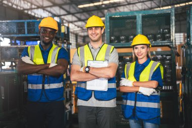Fabrika, Endüstriyel Yönetim ve Optimal Verimlilik İçin Takım Çalışmaları Birleştirilmiş Silahlarla Duran Çok Irklı Depo Çalışanları Grubu.