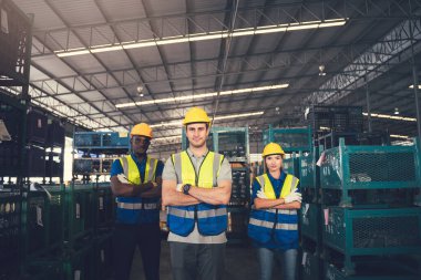 Depoda Birlikte Çalışan Çeşitli Depo ve Fabrika İşçileri, Taşımacılık ve Lojistik Endüstrisinde Duran Erkek ve Kadın Depo İşçileri Ekibi.