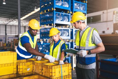 Çok Irklı Depo İşçileri Grubu Fabrikada İş Arkadaşlığı, Erkek ve Kadın Depo İşçileri Taşımacılık ve Lojistik Endüstrisinde Birlikte Çalışıyor.