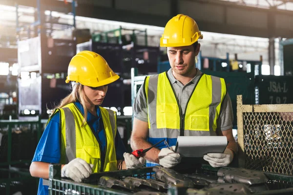 Çeşitli Depo İşçileri Grubu Fabrika, Endüstriyel Yönetim ve Optimal Verimlilik İçin Takım Çalışması İçin Birlikte Çalışıyor.
