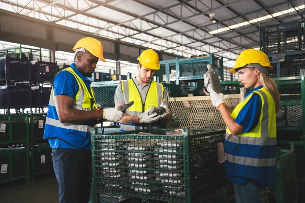 Groep Van Diverse Magazijnmedewerkers Werkt Samen Aan Kwaliteitscontrole Fabriek Industrieel — Stockfoto