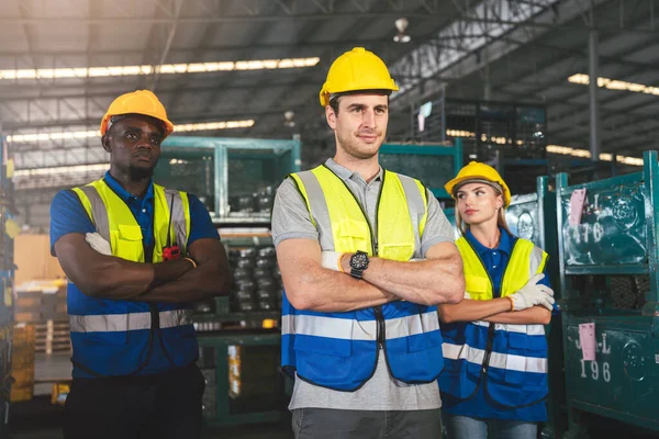Fabrika, Endüstriyel Yönetim ve Optimal Verimlilik İçin Takım Çalışmaları Birleştirilmiş Silahlarla Duran Çok Irklı Depo Çalışanları Grubu.