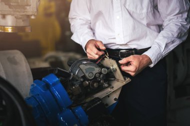 Kaliteli fabrika işçilerini koruyucu ekipman ile kapatın. Üretim hattındaki makineleri inceleyin. Sistem güvenilirliğini sağlayın. Endüstriyel güvenlik ve mühendislik mükemmelliği.