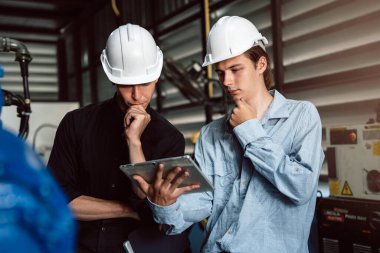 Mühendisler takım çalışması, endüstriyel imalat mühendisi, profesyonel fabrika işçisi ve takım bakım atölyesi ile teknik kalite kontrolü.