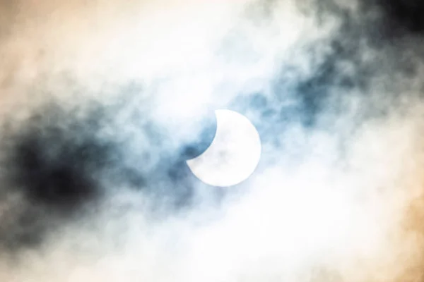 Eclissi Solare Parziale Una Giornata Nuvolosa 2021 — Foto Stock