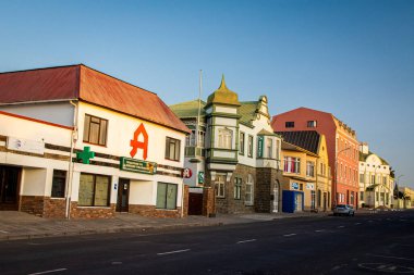 Luderitz kasabasındaki renkli evlerin detayları, Güney Namibya 'daki antik Alman tarzı kasaba.