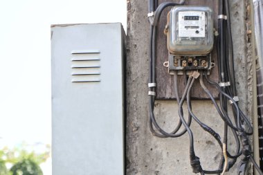 Standart olmayan bir elektrik sayacı yerleştirmek tehlikeyi önleyemez. Genellikle elektrik direklerinde, hayattaki ihmalkârlık kavramında görülür.