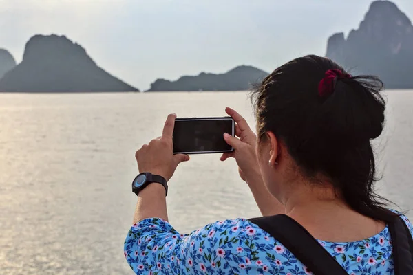 Молодая Женщина Фотографирует Утренний Вид Море Помощью Мобильного Телефона — стоковое фото