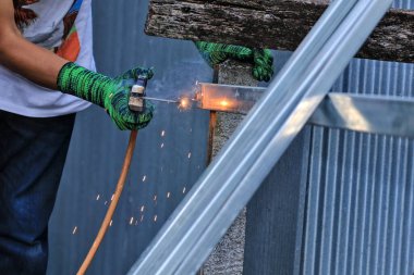 Metal kaynaklama. Parlak ve tehlikeli metal yapıların kaynaklanması, işyeri güvenliği kavramı