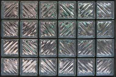 Temiz cam blok duvarlar binaya ışık girmesini sağlar.