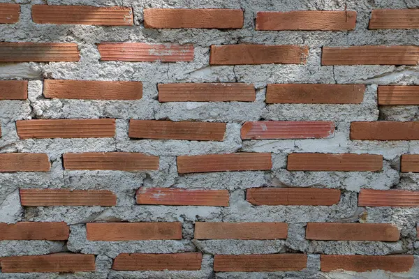 Beton duvar kırmızı tuğlalardan yapılmıştır. Ya da bazı yerlerde adı Brick Mon. Mühendisler bunun yapıyı çok daha güçlü yapacağını anladılar..