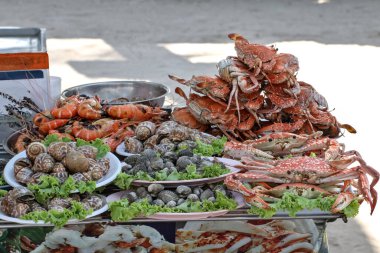Tayland 'da deniz tarafından satılan çeşitli deniz ürünleri.