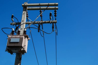 Elektrik direkleri büyük güç transformatörleriyle donatılmıştır..