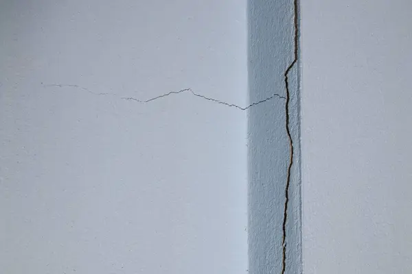 Sütunların etrafındaki beton duvarlar çatladı ve ayrıldı..