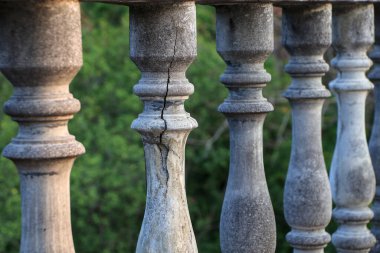 Çimento balkon korkuluğu uzun süre açık kalmış ve çatlamış..