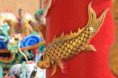 Tapınaktaki sütunların gövdesine çimento oymaları yapışıktır..