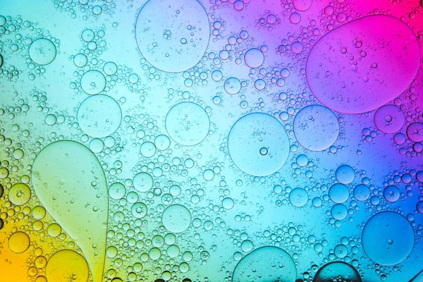 Поверхности Влажного Полупрозрачного Многоцветного Фона Разливными Капельками Масла Различных Форм — стоковое фото