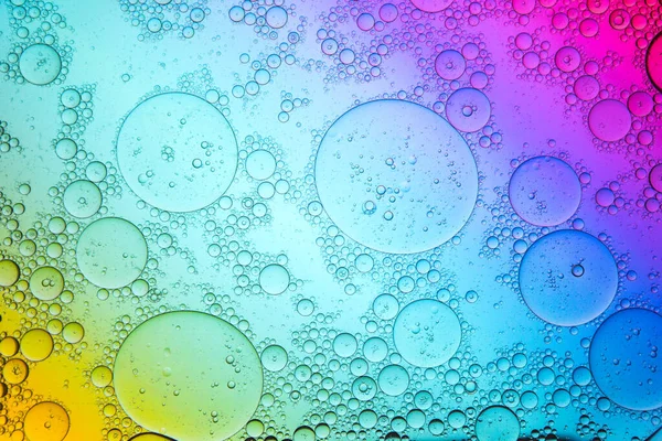 Velké Malé Průhledné Mýdlové Bubliny Vodě Pokrývající Jasné Barevné Gradient — Stock fotografie