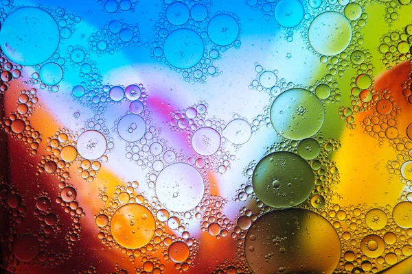 Hromada Mýdlové Bubliny Různých Velikostí Pokrývající Mokrý Povrch Proti Abstraktní — Stock fotografie