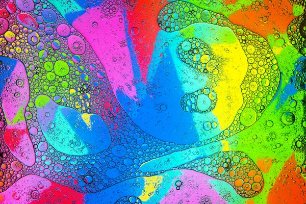 Bolhas Transparentes Frágeis Fluindo Girando Líquido Superfície Colorida Com Ornamento — Fotografia de Stock