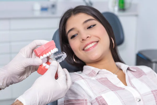 Przycinaj Nierozpoznawalny Dentysta Lateksowych Rękawiczkach Pokazujących Pleśń Zębów Przezroczysty Silikonowy — Zdjęcie stockowe