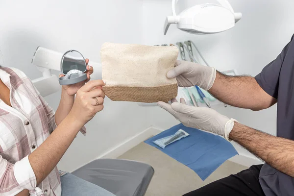Nierozpoznawalny Męski Dentysta Dający Torebkę Zaopatrzeniem Stomatologicznym Dla Nastolatka Pudełkiem — Zdjęcie stockowe