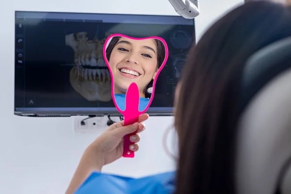 Optymistyczny Nastolatek Uśmiechający Się Patrzący Lustro Monitor Modelką Protezy Podczas — Zdjęcie stockowe