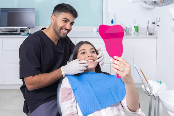 Szczęśliwy Latynos Dentysta Nastolatek Uśmiechający Się Patrzący Lustro Podczas Wizyty — Zdjęcie stockowe