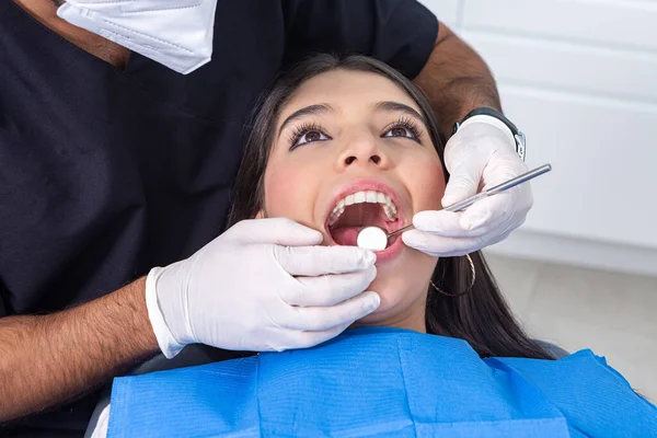 Wysoki Kąt Otwarcia Ust Nastolatka Podczas Dentysty Pomocą Lustra Badania — Zdjęcie stockowe