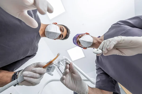 Dołu Męski Dentysta Lustrem Sondą Asystent Przyrządem Ssącym Pochylającym Się — Zdjęcie stockowe