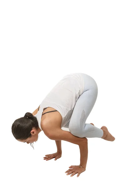 Ung Kvinna Utövar Yoga Bakasana Eller Hållning Kråkan Isolerad Vit — Stockfoto