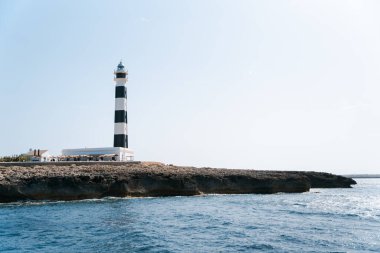 İspanya 'nın Menorca adasındaki güzel mavi deniz feneri. Deniz feneri çok uzaklardan yol gösteriyor.