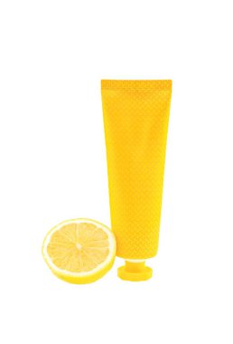 Etiketsiz sarı kozmetik tüp ve beyaz arka planda limon dilimi