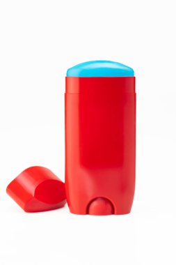 Beyaz Arkaplanda Mavi Üstlü Kırmızı Deodorant Çubuğu