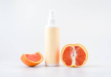 Beyaz Arkaplanda Greyfurtlu Kozmetik Sprey Şişe