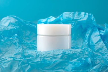 Mavi Kırışık Arkaplanda Beyaz Kozmetik Kavanozu