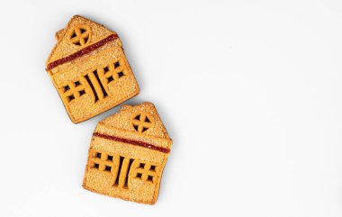 Beyaz arka planda reçelli ev şeklinde kurabiyeler